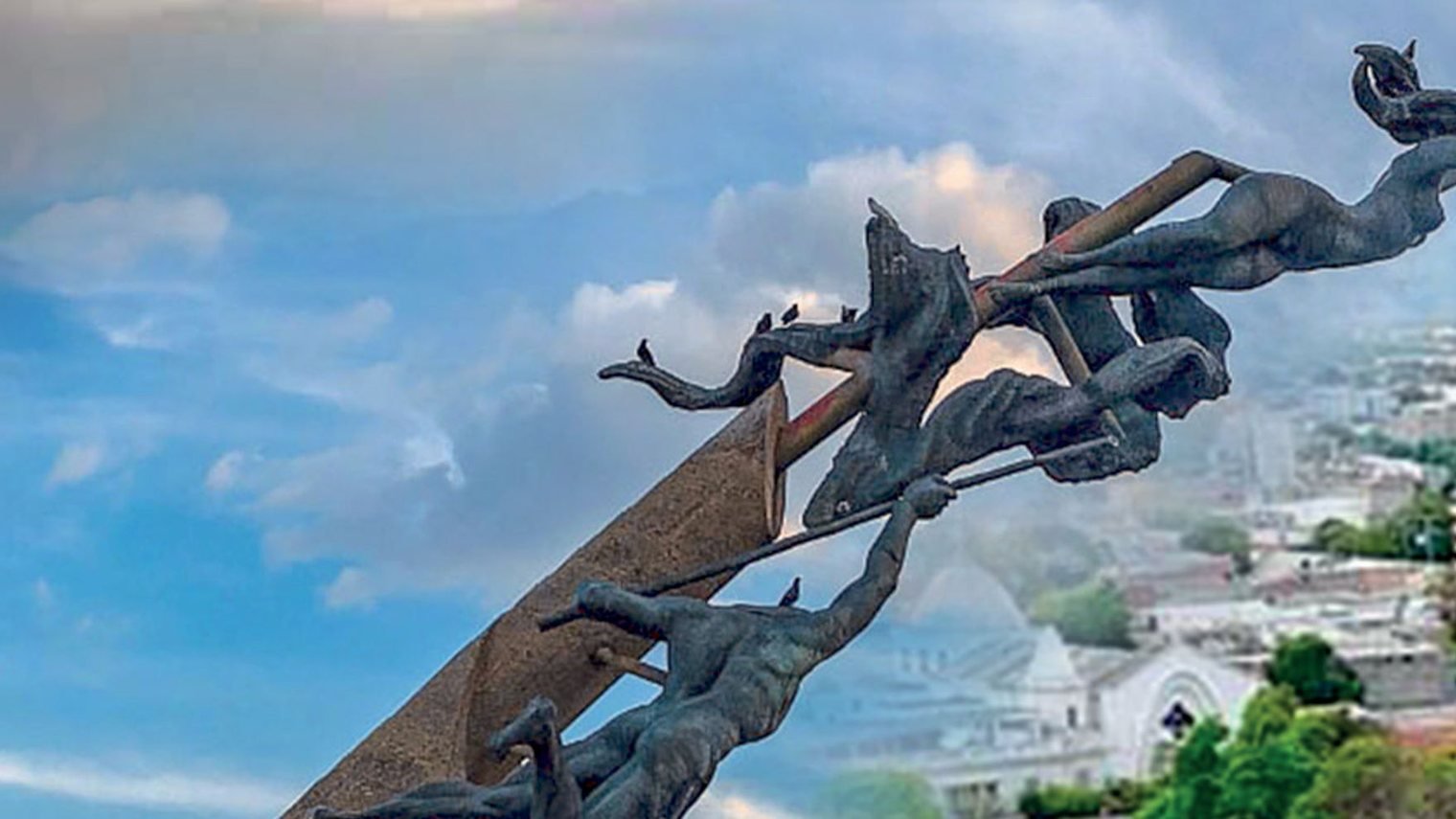 El monumento a la Revolución en Marcha recortado contra el cielo de Valledupar.