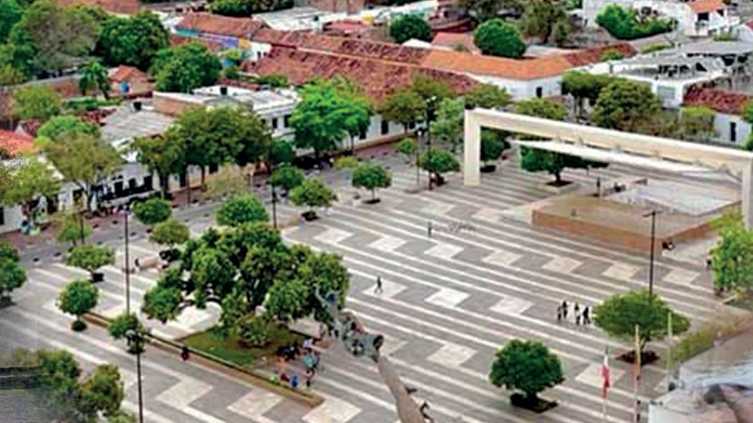 El centro histórico de Valledupar visto desde el aire, con la plaza y los árboles.